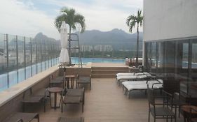 Apartamento luxuoso na Barra com piscina e garagem